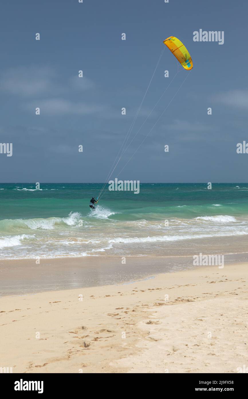 Un kitesurf Kite Surfer à Kite Beach, Santa Maria, Sal Island, Cap-Vert, Cabo Verde, Afrique Banque D'Images