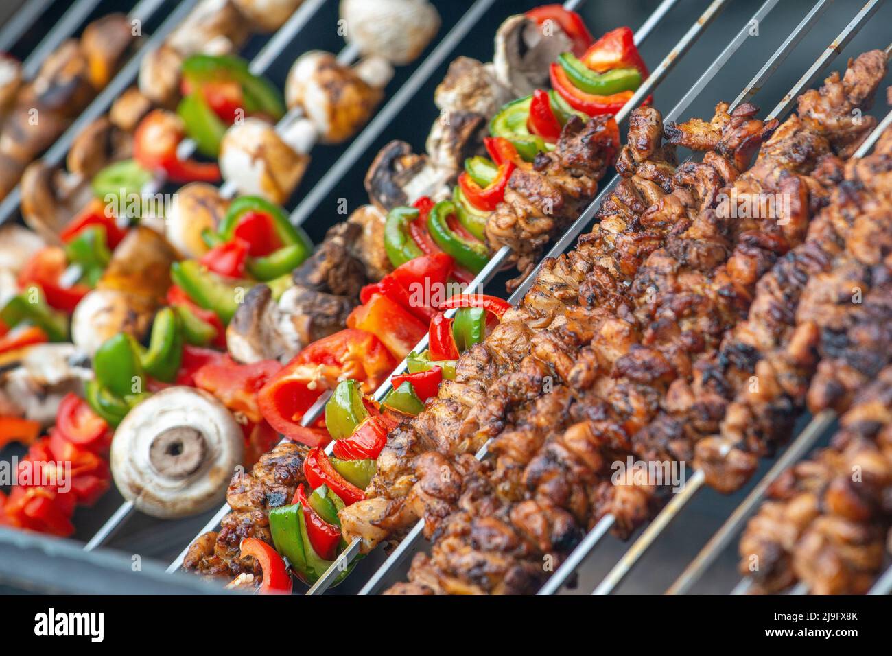 Viande brochée et légumes grillés. Banque D'Images