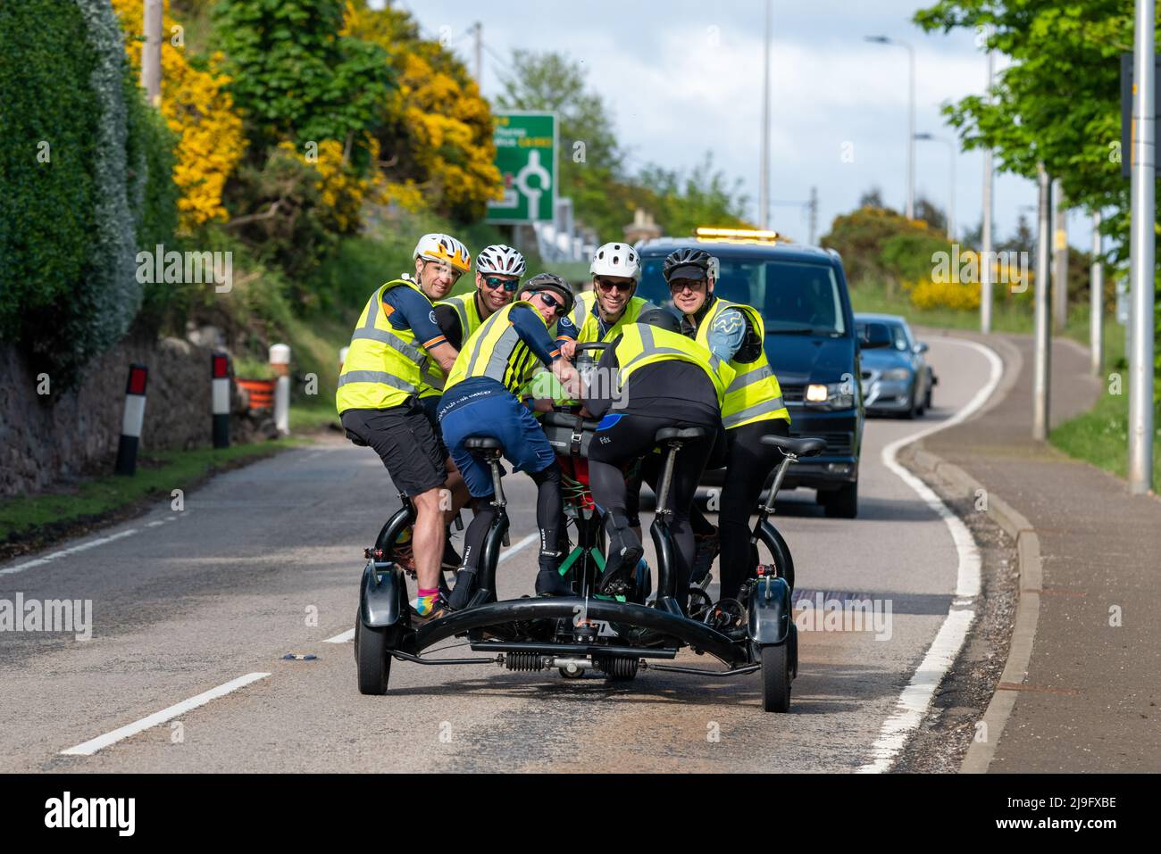 A9 route entre John O Groats et Brora, Highlands and Islands, Royaume-Uni. 22nd mai 2022. Voici une photo de 14 Riders visant à pédaler les 1k miles de John O Groats à Lands End sur un vélo de conférence de 7 sièges en 7 jours afin de recueillir des fonds pour cyclistsfc.org.uk/magnificent7 cycliste de lutte contre le cancer. Credit: JASPERIMAGE / Alamy Live News Banque D'Images