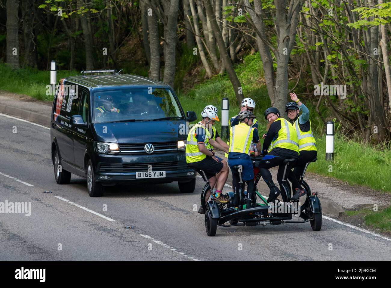 A9 route entre John O Groats et Brora, Highlands and Islands, Royaume-Uni. 22nd mai 2022. Voici une photo de 14 Riders visant à pédaler les 1k miles de John O Groats à Lands End sur un vélo de conférence de 7 sièges en 7 jours afin de recueillir des fonds pour cyclistsfc.org.uk/magnificent7 cycliste de lutte contre le cancer. Credit: JASPERIMAGE / Alamy Live News Banque D'Images