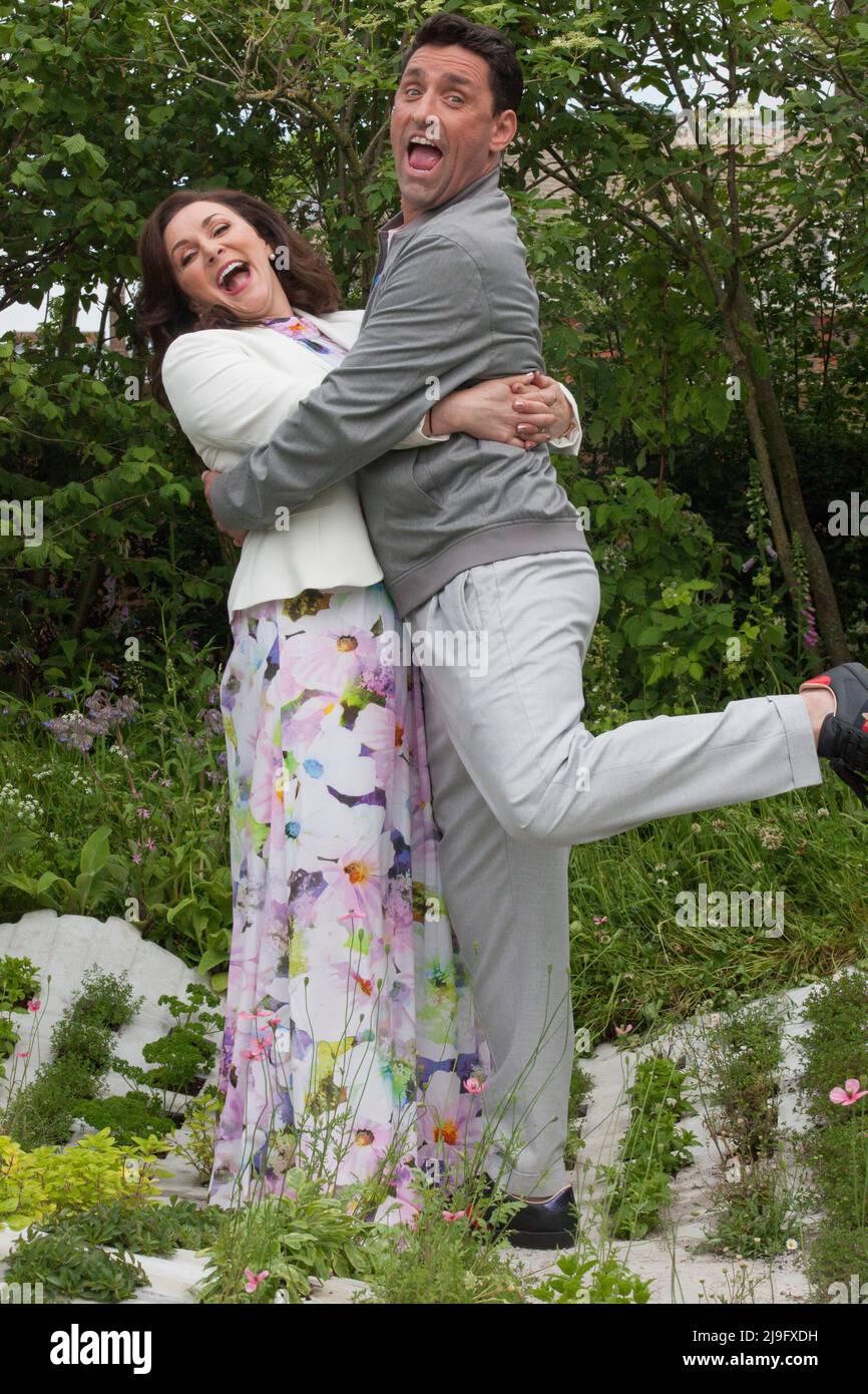 Londres, Royaume-Uni, 23 mai 2022 : journée de prévisualisation au Chelsea Flower Show. Shirley Balles, ambassadrice de l'association caritative pour enfants d'Alderhay, avec son partenaire Daniel Taylor. Anna Watson/Alay Live News Banque D'Images