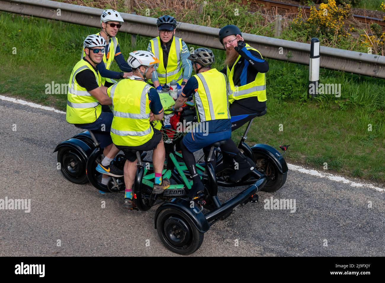 A9 route entre John O Groats et Brora, Highlands and Islands, Royaume-Uni. 22nd mai 2022. Voici une photo de 14 Riders visant à pédaler les 1k miles de John O Groats à Lands End sur un vélo de conférence de 7 sièges en 7 jours afin de recueillir des fonds pour cyclistsfc.org.uk/magnificent7 cycliste de lutte contre le cancer. Credit: JASPERIMAGE / Alamy Live News Banque D'Images