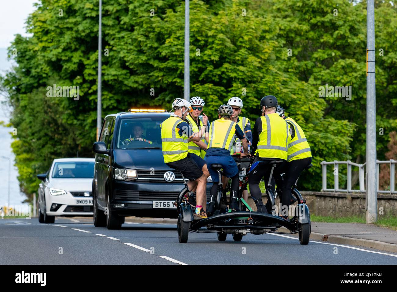 A9 route entre John O Groats et Brora, Highlands and Islands, Royaume-Uni. 22nd mai 2022. Voici une photo de 14 Riders visant à pédaler les 1k miles de John O Groats à Lands End sur un vélo de conférence de 7 sièges en 7 jours afin de recueillir des fonds pour cyclistsfc.org.uk/magnificent7 cycliste de lutte contre le cancer. Credit: JASPERIMAGE / Alamy Live News Banque D'Images