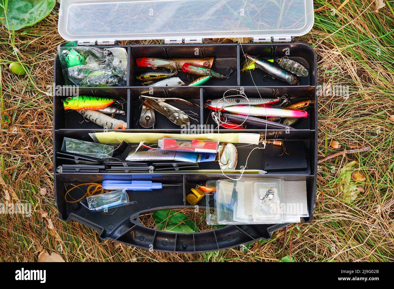 Spinners, wobblers, divers matériel de pêche dans une boîte Banque D'Images