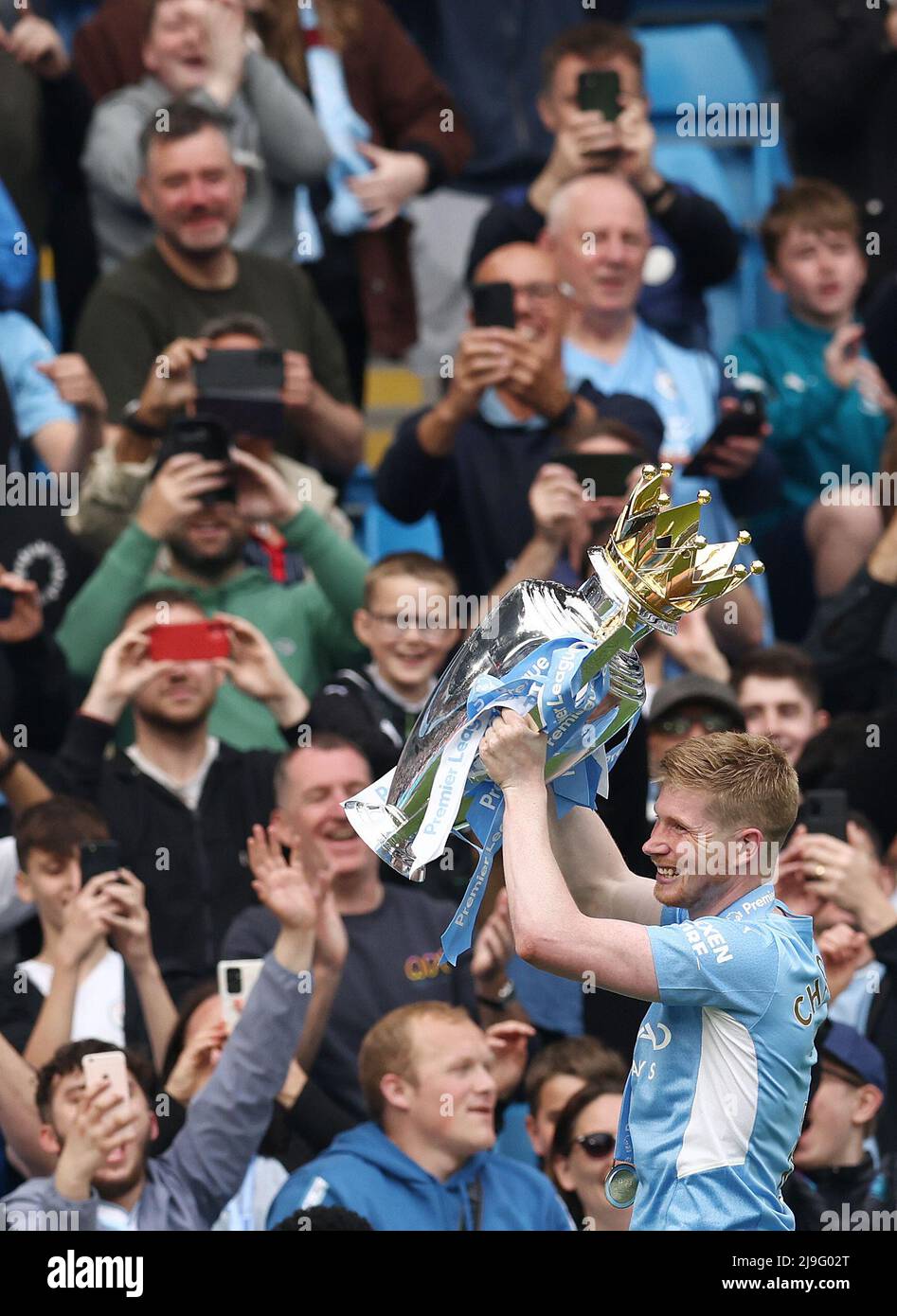 Manchester, Royaume-Uni. 22nd mai 2022. Kevin de Bruyne, de Manchester City, lève le trophée de la première ligue après le match de la première ligue au Etihad Stadium, à Manchester. Crédit photo à lire : Darren Staples/Sportimage crédit : Sportimage/Alay Live News Banque D'Images