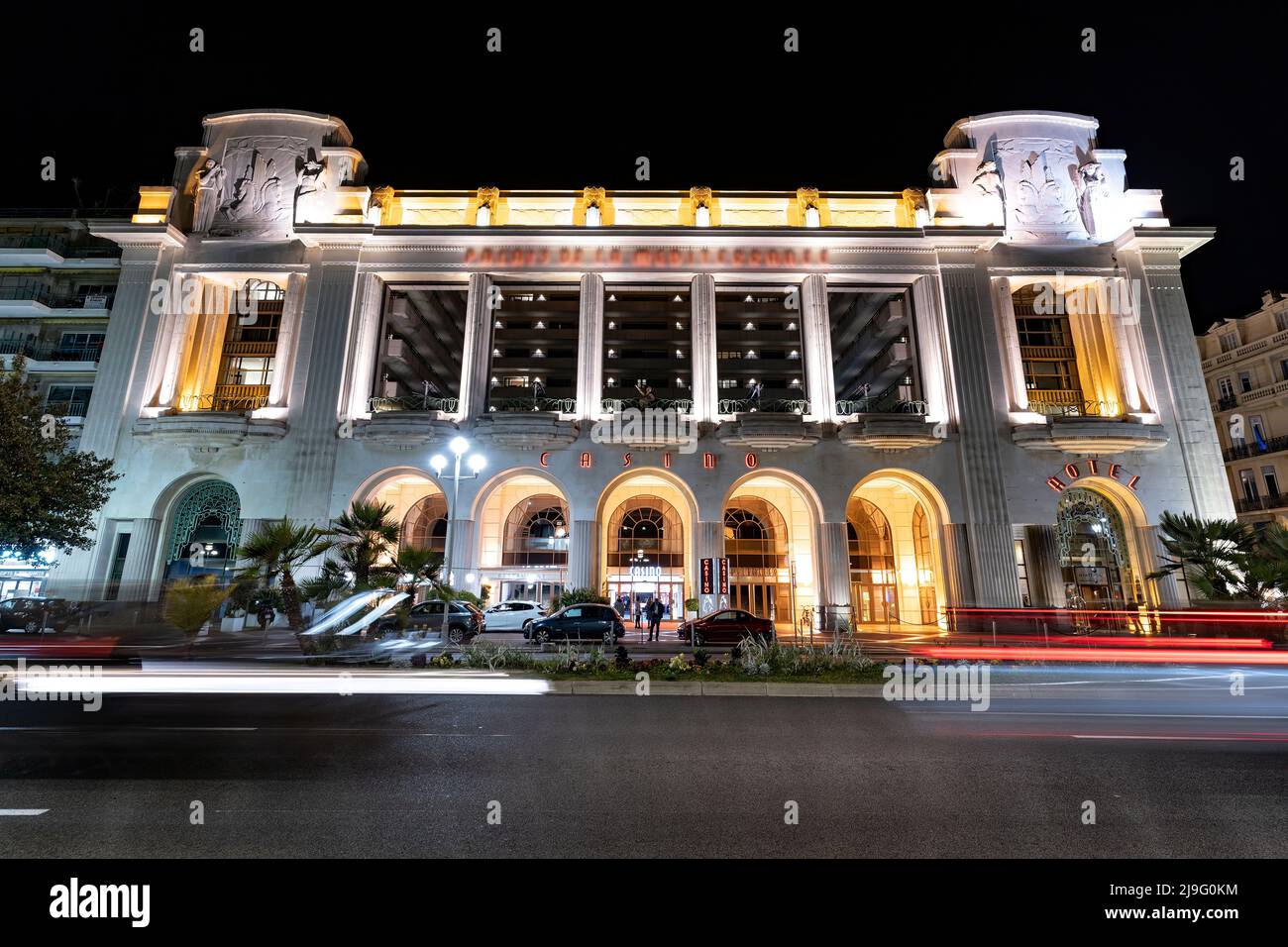 Nice, France - avril 4th 2022 : Casino Palais de la Méditerranée de nuit dans le sud de la France, Hyatt Regency Hotel Nice France Banque D'Images