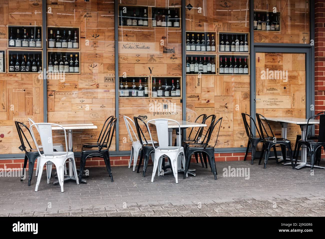 Adelaide City, Australie méridionale - 10 août 2019 : magasin de vins East End Cellars avec tables extérieures le jour d'une vue de Vardon Avenue le jour Banque D'Images