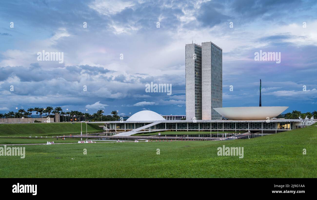 Monument architectural Bâtiment du Congrès national au crépuscule à Brasilia, District fédéral, capitale du Brésil. Banque D'Images