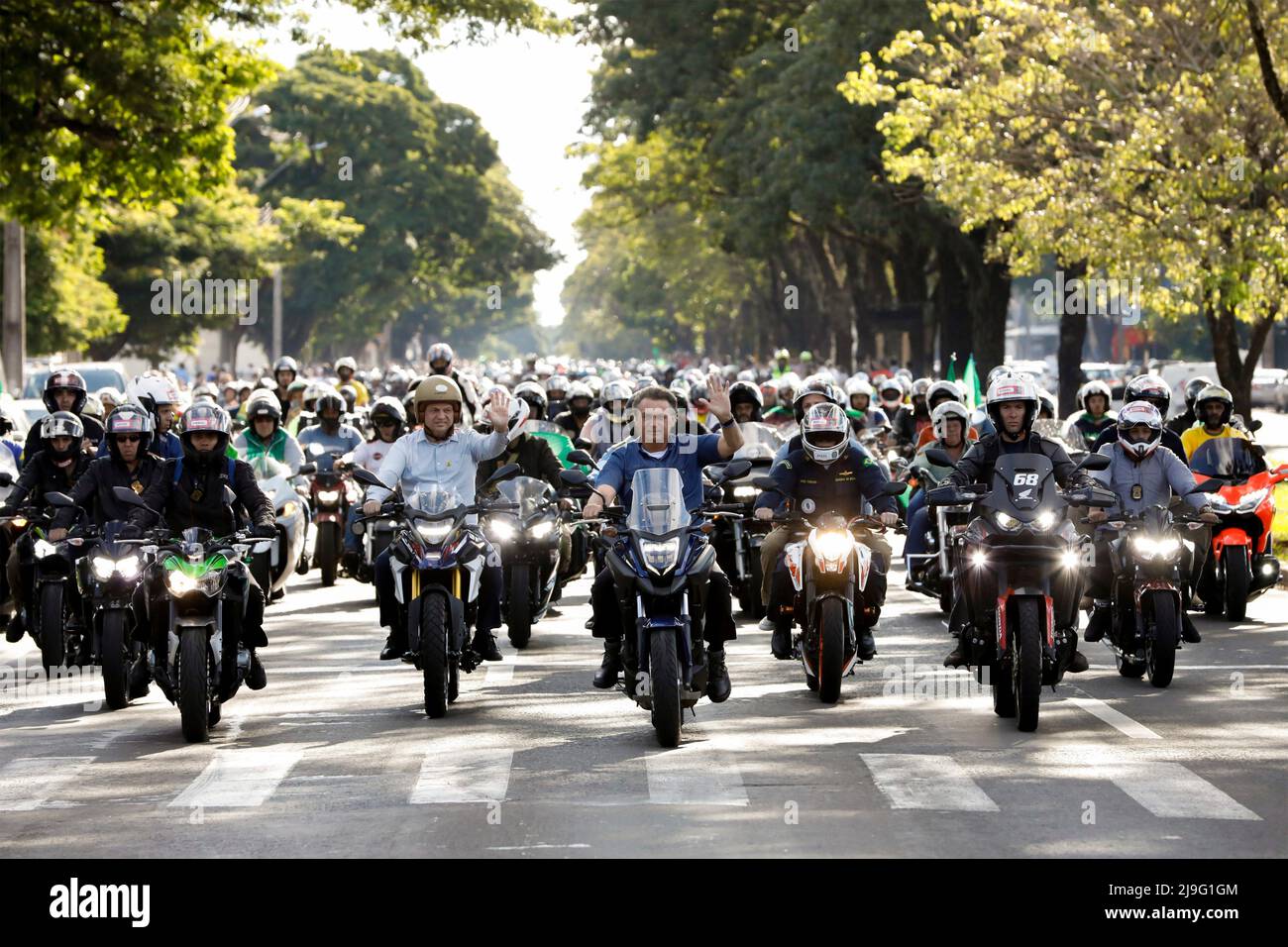 Maringa, Brésil. 11 mai 2022. Le président brésilien Jair Bolsonaro, au centre, dirige un rallye moto alors qu'il conduit 10kms heures depuis l'aéroport jusqu'à la foire agricole d'Expoinga 48th au centre d'expositions Francisco Feio Ribeiro, le 11 mai 2022 à Maringa, au Brésil. Crédit : Alan Santos/Président Brésil/Alay Live News Banque D'Images