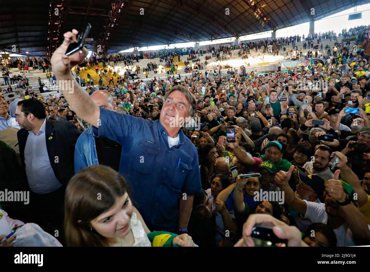 Maringa, Brésil. 11 mai 2022. Le président brésilien Jair Bolsonaro prend un selfie lors d'un rassemblement au salon agricole Expoinga 48th au centre d'exposition Francisco Feio Ribeiro, le 11 mai 2022 à Maringa, au Brésil. Crédit : Alan Santos/Président Brésil/Alay Live News Banque D'Images