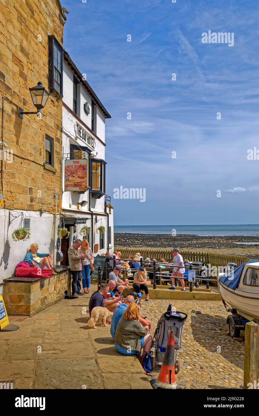 Le « Bay Hotel » à Robin Hood's Bay, North Yorkshire, Angleterre. Banque D'Images