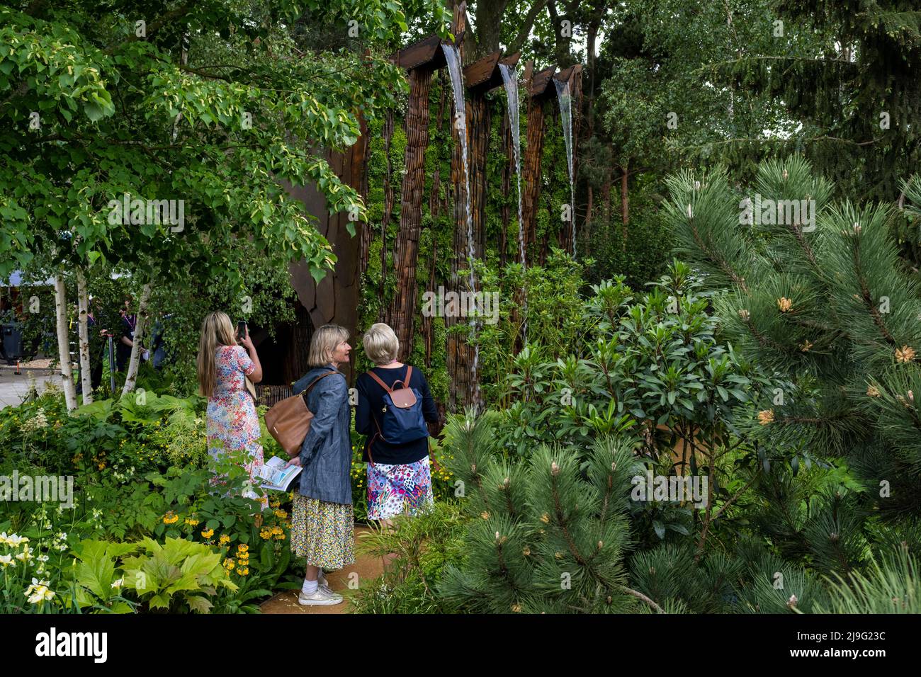 Londres, Royaume-Uni. 23 mai 2022. Visiteurs au Medite Smartply Building The future Garden lors du jour de presse du RHS Chelsea Flower Show, sur le terrain de l'hôpital Royal Chelsea. Le spectacle se déroulera jusqu'au 28 mai 2022. Credit: Stephen Chung / Alamy Live News Banque D'Images