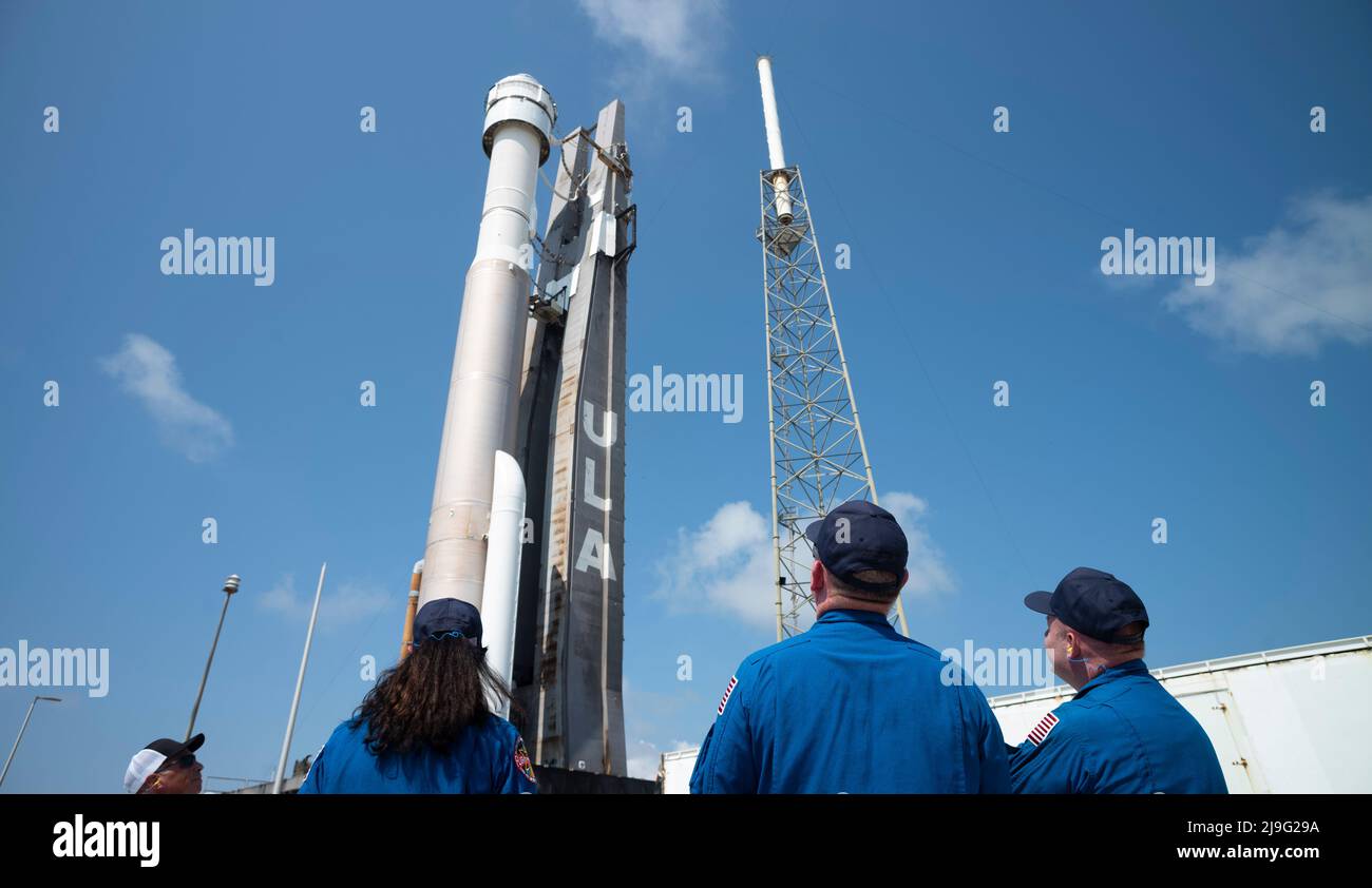 Suni Williams, astronautes de la NASA, à gauche, Barry Butch Wilmore, au centre, et Mike Fincke, À droite, regardez comme une fusée Atlas V de United Launch Alliance avec BoeingÕs CST-100 Starliner vaisseau à bord est déployé de l'installation d'intégration verticale à la rampe de lancement du complexe de lancement spatial 41 avant la mission orbital Flight Test-2 (OFT-2), le mercredi 18 mai, 2022 à la station de la Force spatiale de Cape Canaveral en Floride. BoeingÕs l'essai en vol orbital-2 sera StarlinerÕs deuxième essai en vol non crevé et se mettra à quai à la Station spatiale internationale dans le cadre du programme d'équipage commercial de la NASA. La mission, cur Banque D'Images