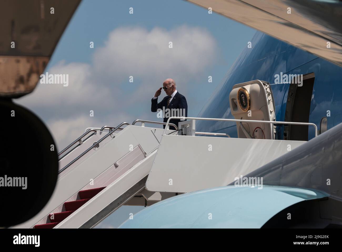 Camp Springs, Vereinigte Staaten. 19th mai 2022. LE président AMÉRICAIN Joe Biden est à bord de Air Force One à la base commune Andrews dans le Maryland le 19 mai 2022, alors qu'il voyage en Corée du Sud et au Japon, lors de son premier voyage en Asie en tant que président (photo d'Oliver Contreras/Sipa USA) Credit: Oliver Contreras/Pool via CNP/dpa/Alay Live News Banque D'Images