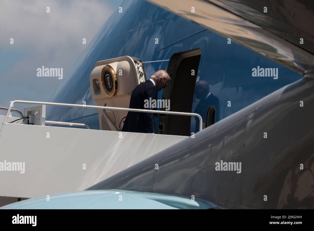 Camp Springs, Vereinigte Staaten. 19th mai 2022. LE président AMÉRICAIN Joe Biden est à bord de Air Force One à la base commune Andrews dans le Maryland le 19 mai 2022, alors qu'il voyage en Corée du Sud et au Japon, lors de son premier voyage en Asie en tant que président (photo d'Oliver Contreras/Sipa USA) Credit: Oliver Contreras/Pool via CNP/dpa/Alay Live News Banque D'Images