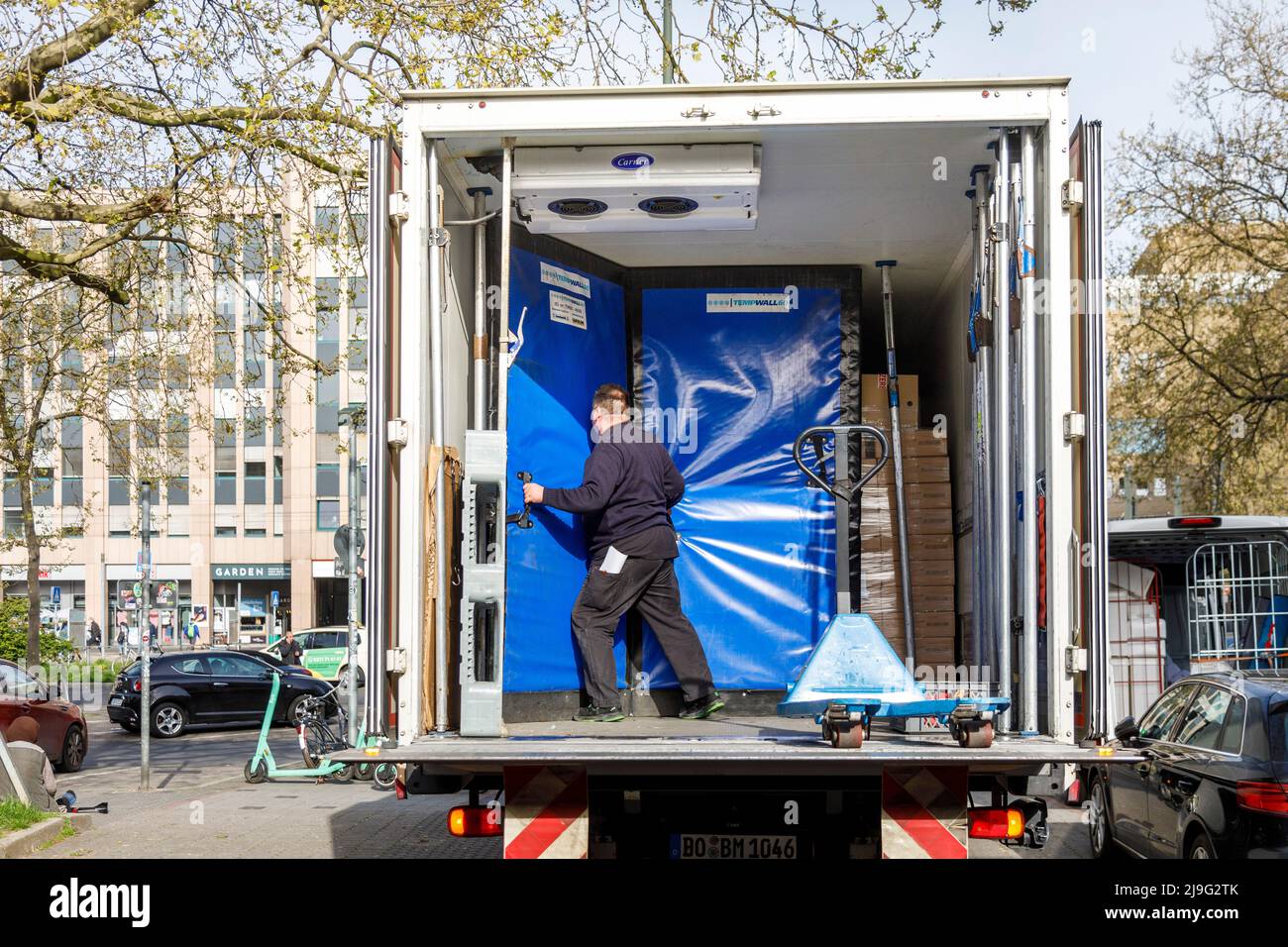 Le trafic de livraison, le déchargement de marchandises surgelées à la gare centrale de Düsseldorf, le retrait de l'isolation de la zone surgelée Banque D'Images