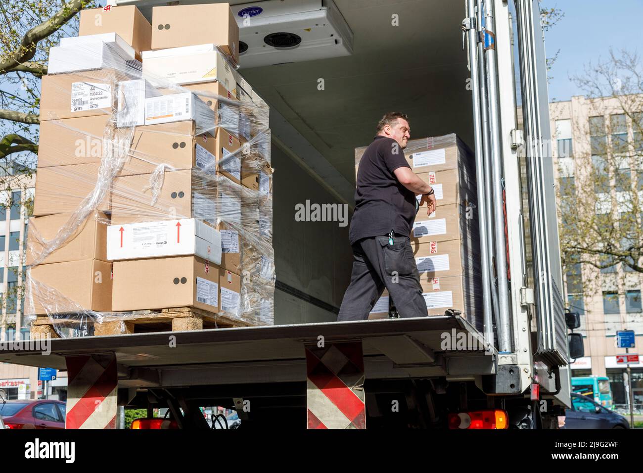 Trafic de livraison local, déchargement de marchandises congelées à la gare centrale de Düsseldorf Banque D'Images