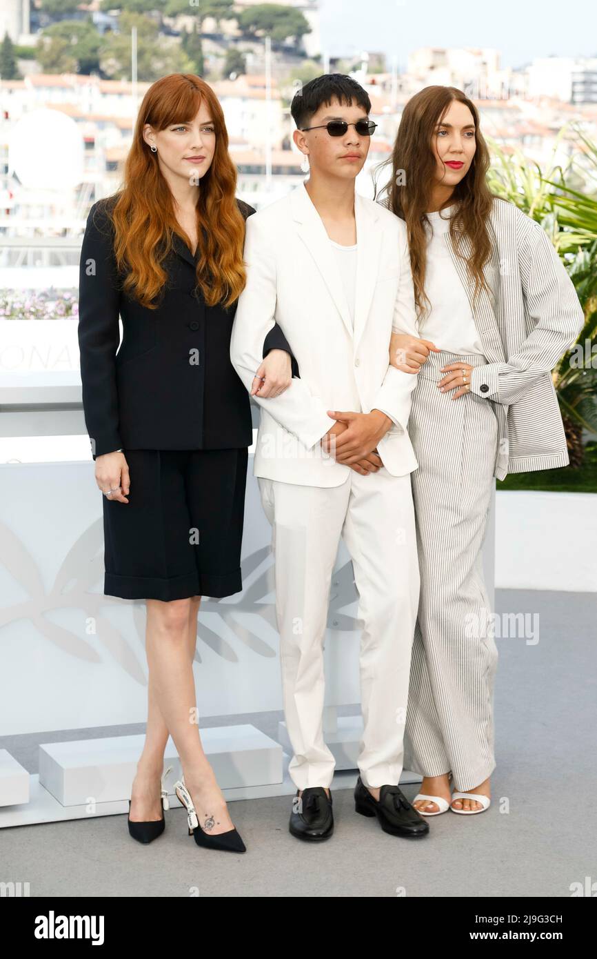 Cannes, Frankreich. 21st mai 2022. Riley Keough (l), Ladainian Crazy Thunder et Gina Gammell posent au photocall de 'War Pony' lors du Festival annuel de Cannes 75th au Palais des Festivals de Cannes, le 21 mai 2022. Credit: dpa/Alay Live News Banque D'Images