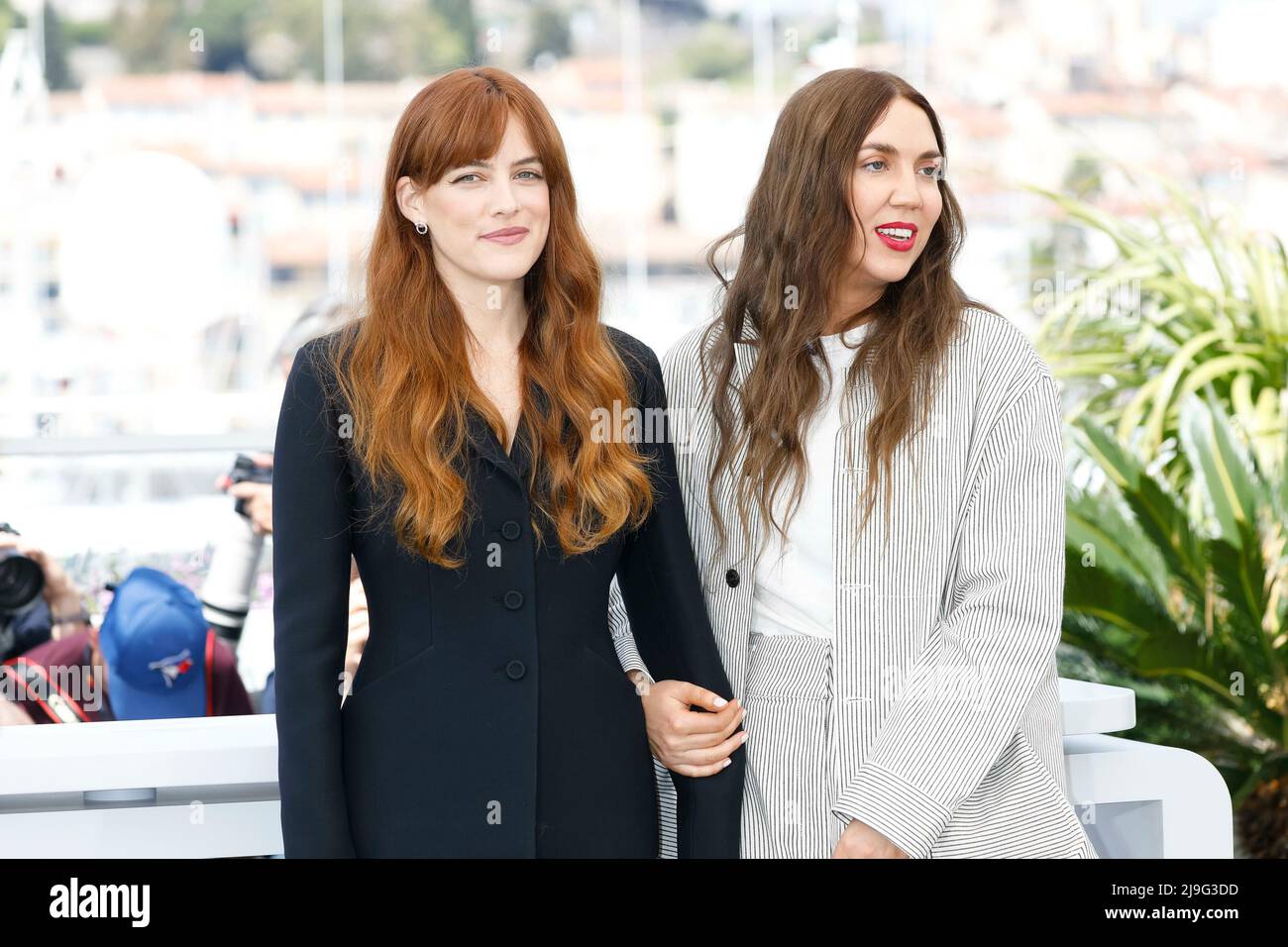 Cannes, Frankreich. 21st mai 2022. Riley Keough (l) et Gina Gammell posent au photocall de 'Pony de guerre' lors du Festival annuel du film de Cannes 75th au Palais des Festivals à Cannes, France, le 21 mai 2022. Credit: dpa/Alay Live News Banque D'Images