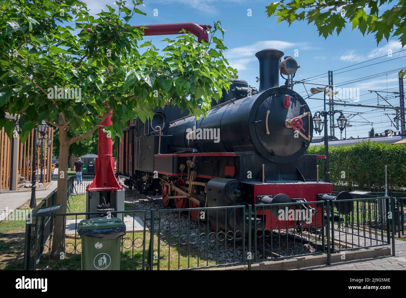 Monument de l'ancien train à vapeur au charbon devant la gare à la ville de Larisa , Grèce Banque D'Images