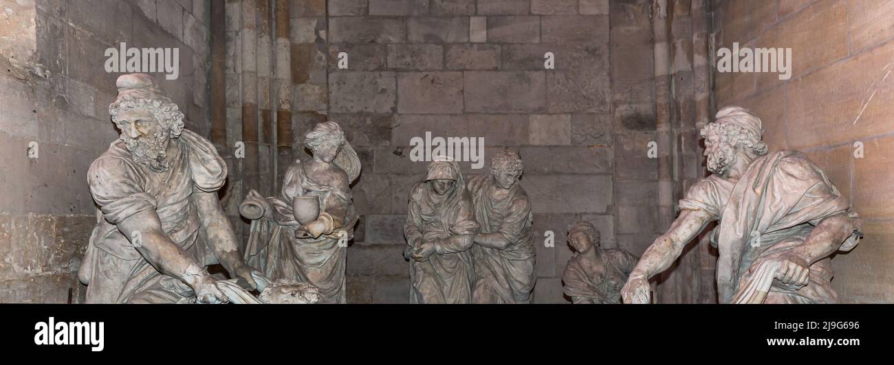 LES ANDELYS, FRANCE, 23 AVRIL 2022 : statues collectives de l'entombment de jésus christ de notre Dame, collégiale, artistes anonymes, 16th siècle Banque D'Images