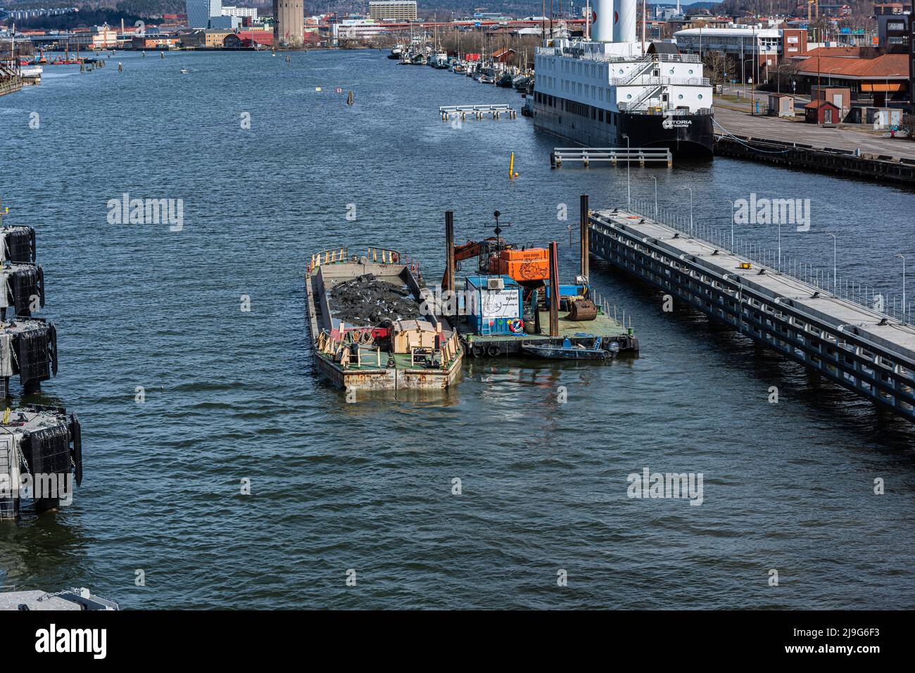 Göteborg, Suède - avril 03 2022 : gros creuseur sur une barge dragage et approfondissement de la rivière pour que les navires passent Banque D'Images