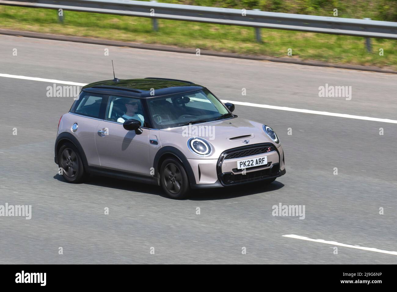 2022 Gray MINI COOPER S CLASSIC 1998cc à hayon à essence ; conduite sur l'autoroute M61, Manchester, Royaume-Uni Banque D'Images