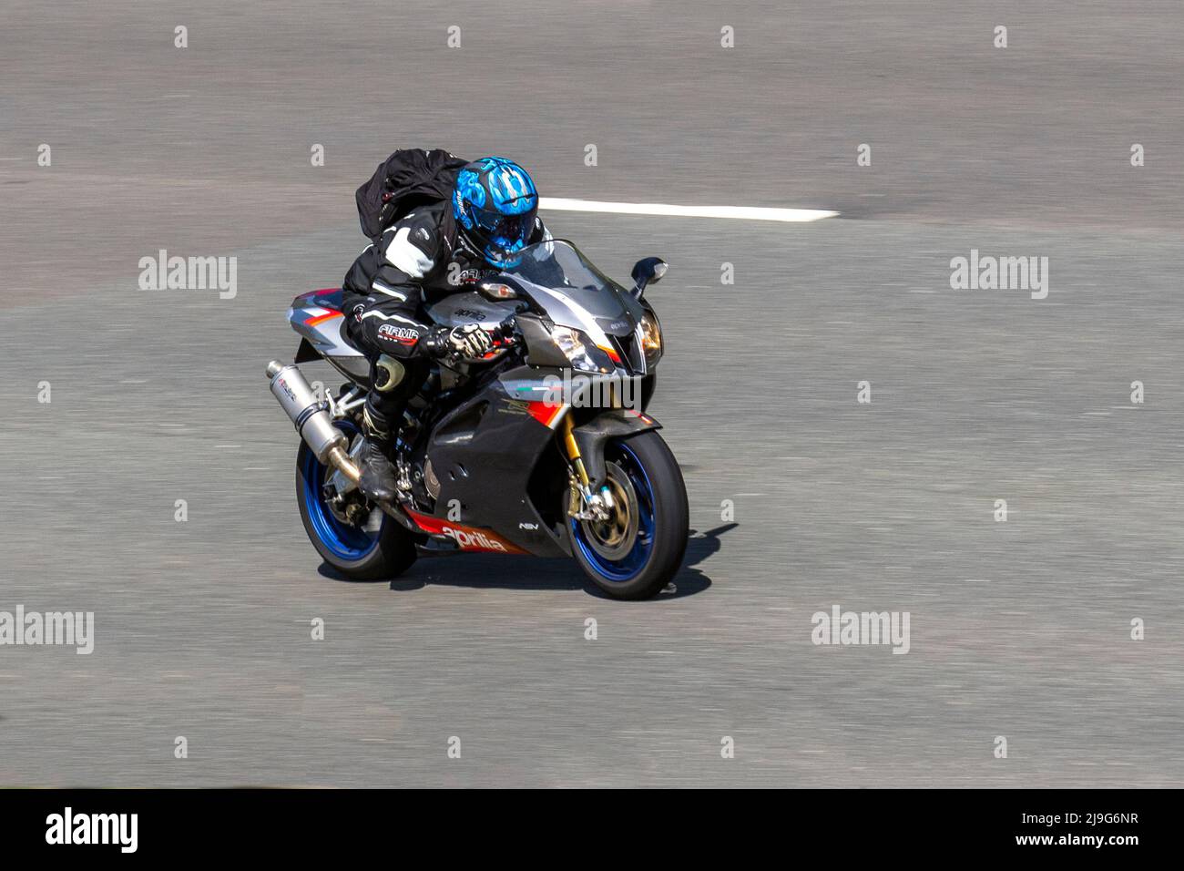 Pare-soleil de moto RSV Aprilia abaissé. Aprilia RSV mille une moto  sportive ; conduite sur l'autoroute M61, Manchester, Royaume-Uni Photo  Stock - Alamy