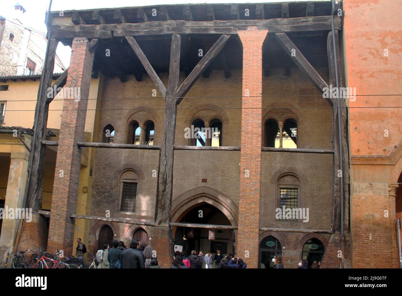 Bologne, Italie. Casa Isolani (13th siècle), célèbre pour ses poutres massives soutenant le troisième étage et pour les trois flèches coincées dans lui. Banque D'Images