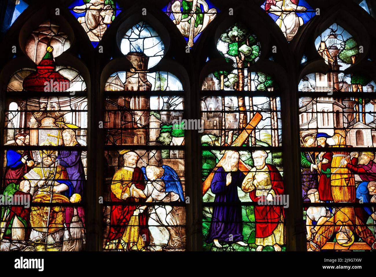 LES ANDELYS, FRANCE, 23 AVRIL 2022 : vitraux de la collégiale notre-Dame, par des artistes anonymes, 16th siècle Banque D'Images