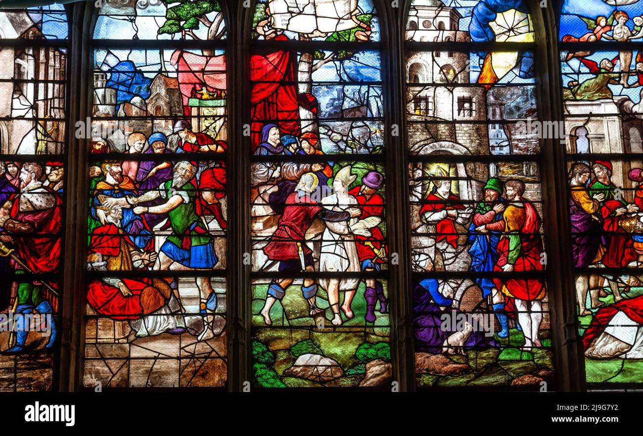 LES ANDELYS, FRANCE, 23 AVRIL 2022 : vitraux de la collégiale notre-Dame, par des artistes anonymes, 16th siècle Banque D'Images