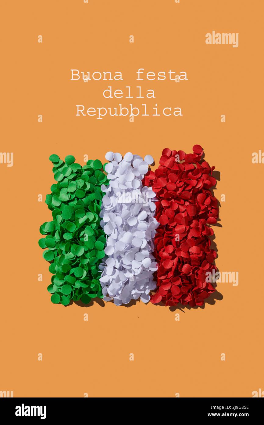 Quelques confettis verts, blancs et rouges formant les trois bandes du drapeau national de l'Italie, et le texte buona festa della repubblica, République heureuse Banque D'Images