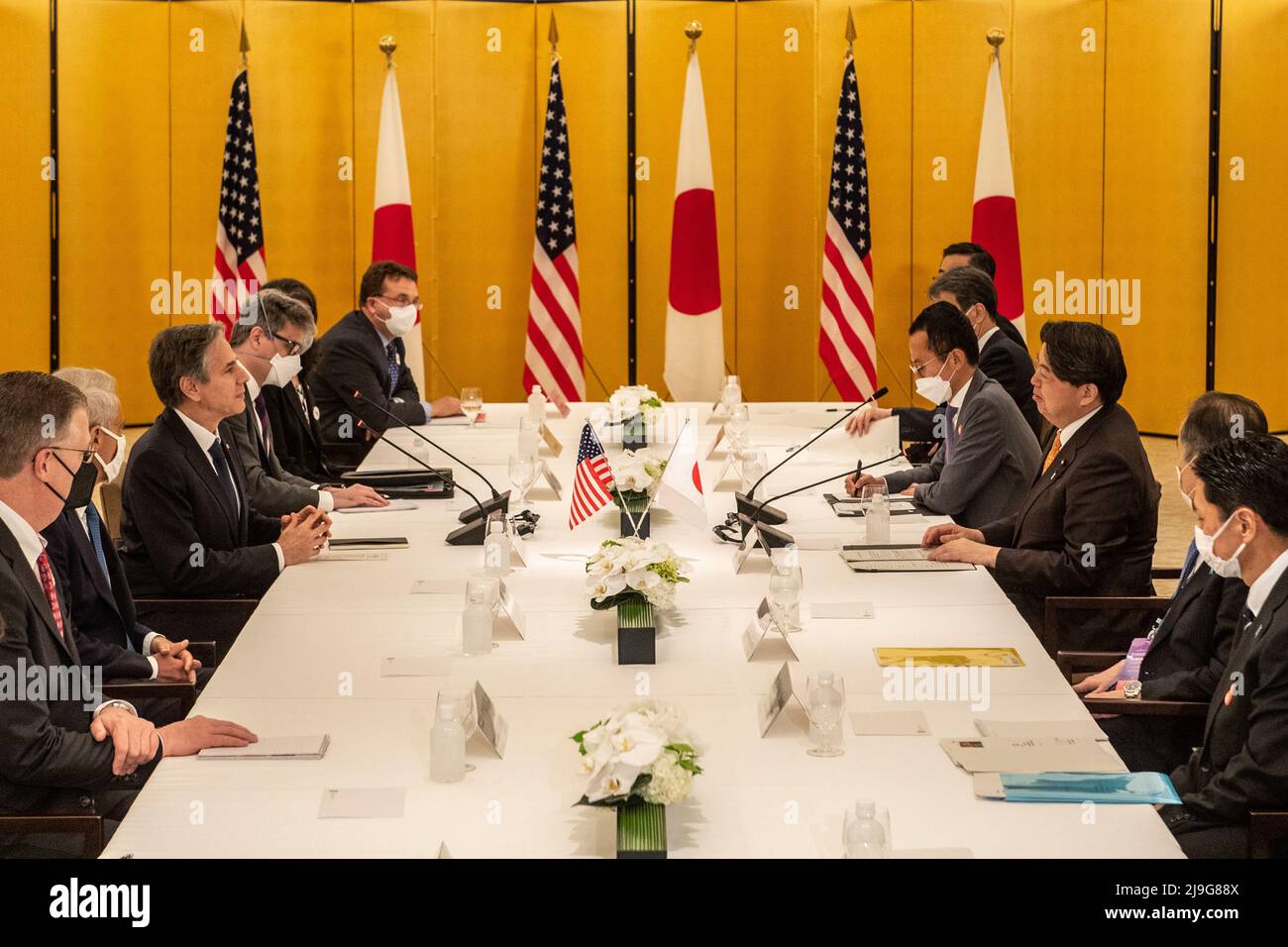 Tokyo, Japon. 23rd mai 2022. Le ministre japonais des Affaires étrangères Yoshimasa Hayashi et le secrétaire d'État américain Antony Blinken s'expriment lors de la réunion entre le ministre japonais et le ministre américain des Affaires étrangères à Happo-en à Tokyo. (Image de crédit: © POOL via ZUMA Press Wire) Banque D'Images