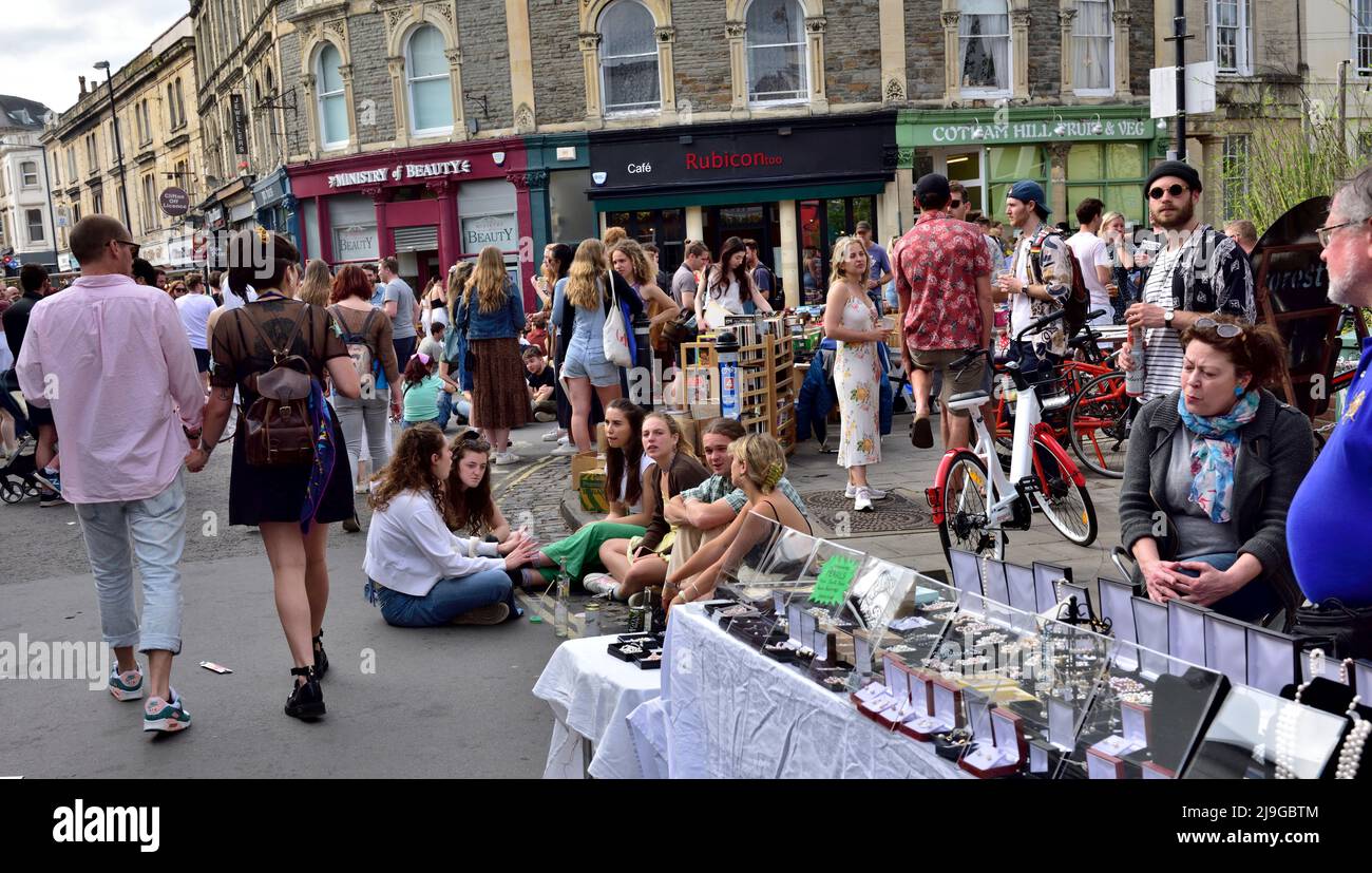 Fête de rue populaire de la communauté d'été à Cotham Hill de Bristol en 2022 avec des magasins ayant des étals, de la nourriture et des boissons, de la musique live par variété de groupes, peop Banque D'Images