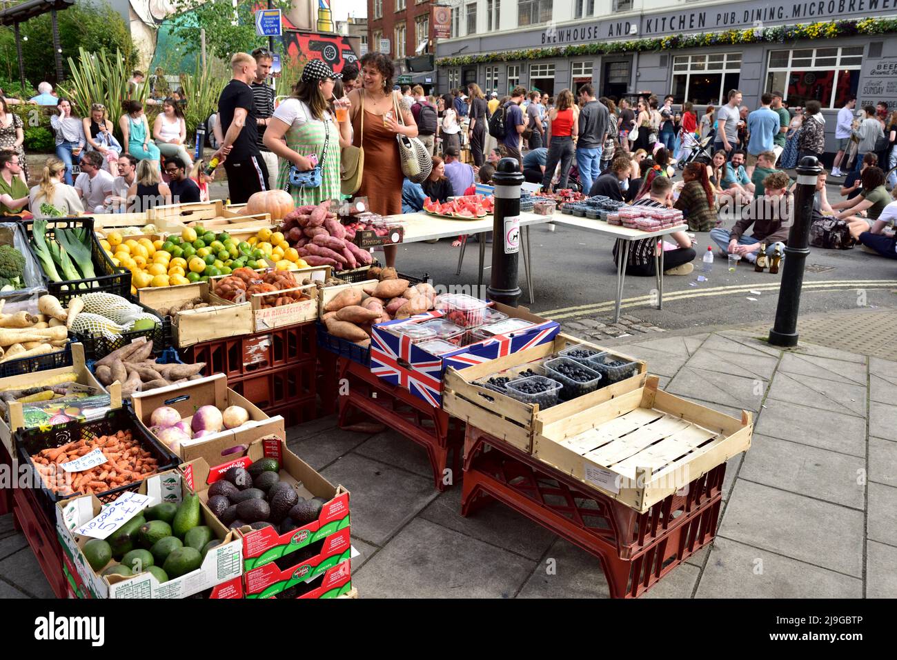 Fête populaire d'été dans la rue de la communauté à Cotham Hill de Bristol en 2022 avec le épicier vert ayant des étals, les gens s'appréciant après le restric Covid Banque D'Images