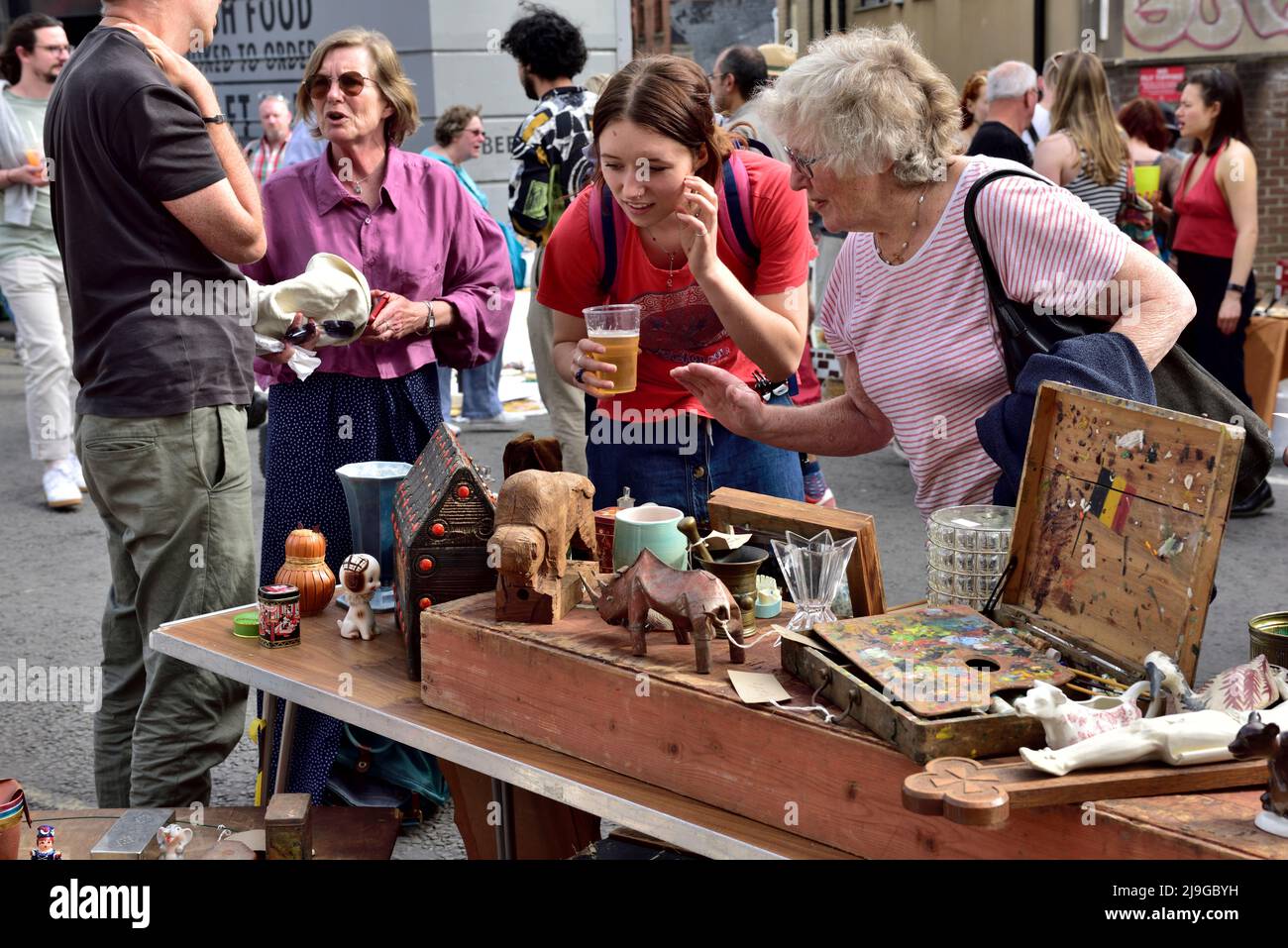 Fête populaire d'été de rue de communauté à Cotham Hill de Bristol en 2022 avec bric a brac stall, les gens se appréciant après des restrictions de covid. Banque D'Images