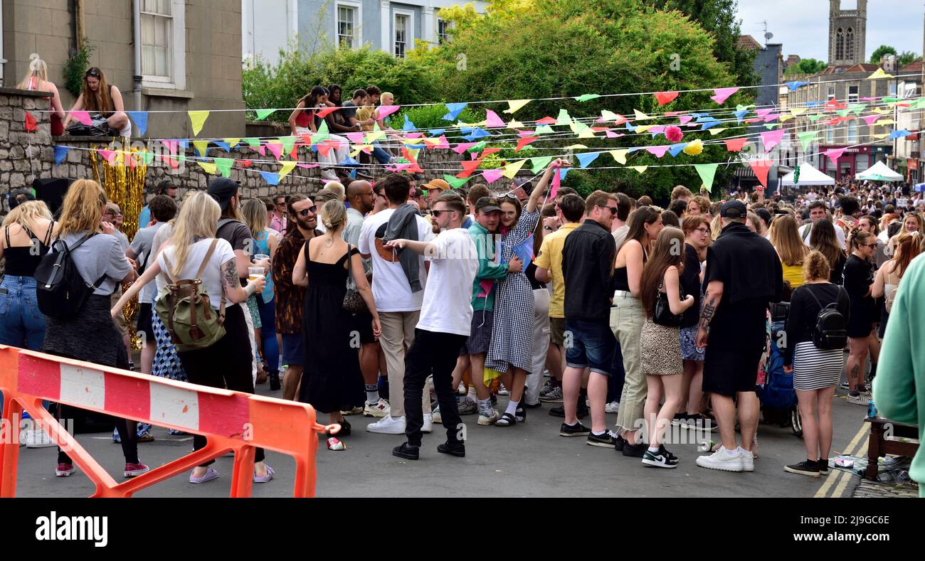 Les gens à la populaire communauté de la fête de rue d'été à Cotham Hill de Bristol en 2022, les gens se appréciant après des restrictions de covid. Banque D'Images