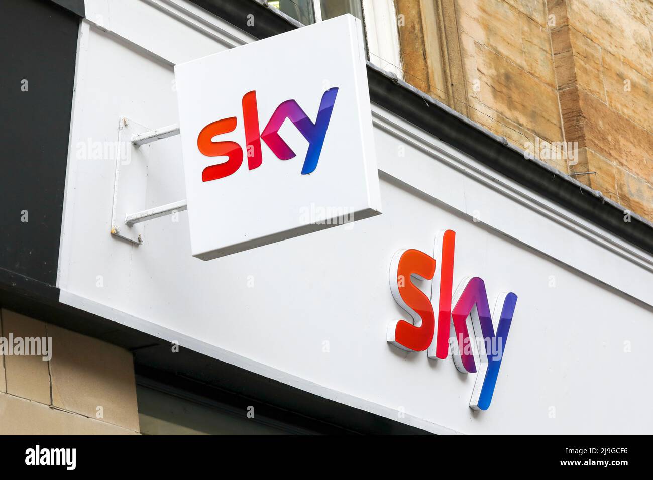 Signe de droit d'auteur enregistré pour la société de technologie SKY au-dessus d'un magasin à Glasgow, en Écosse. Banque D'Images