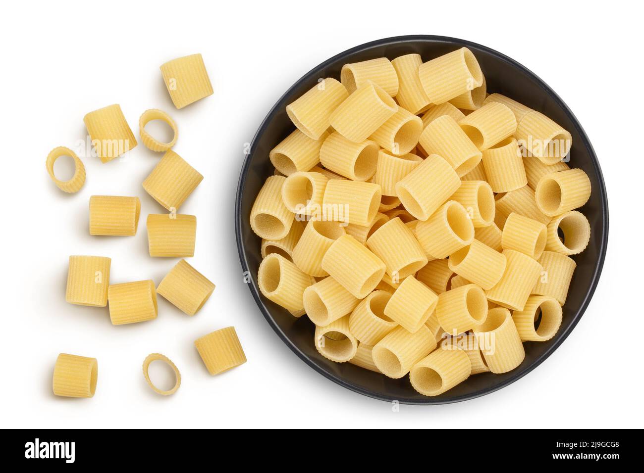 pâtes italiennes crues dans un bol en céramique isolé sur fond blanc avec passe-cheveux . Mezze Maniche Rigate Bronze die. Vue de dessus. Pose à plat. Banque D'Images