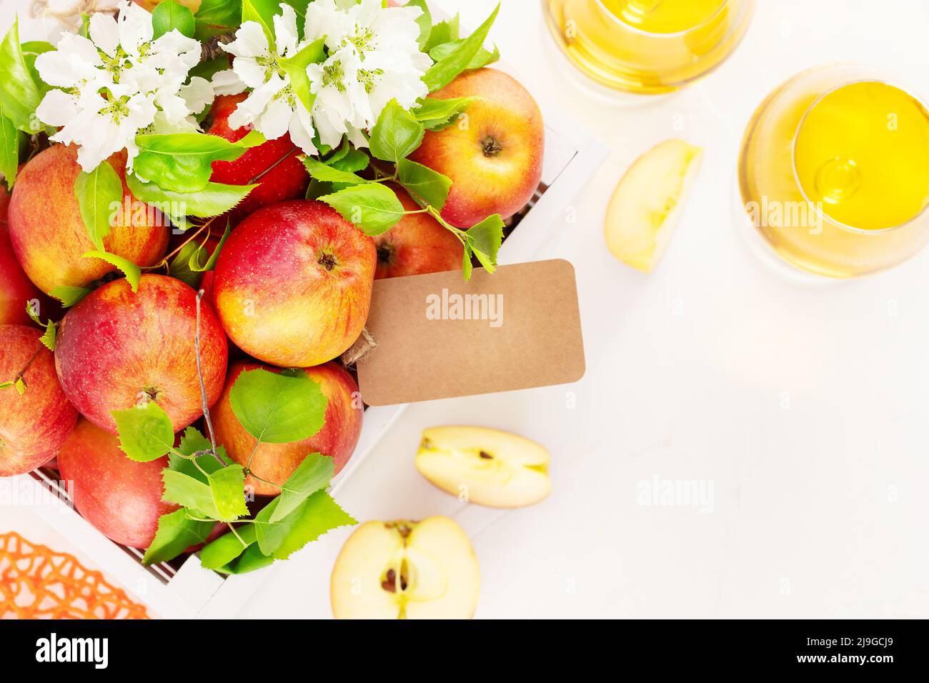 Pommes de ferme et verres avec jus de pomme naturel Banque D'Images