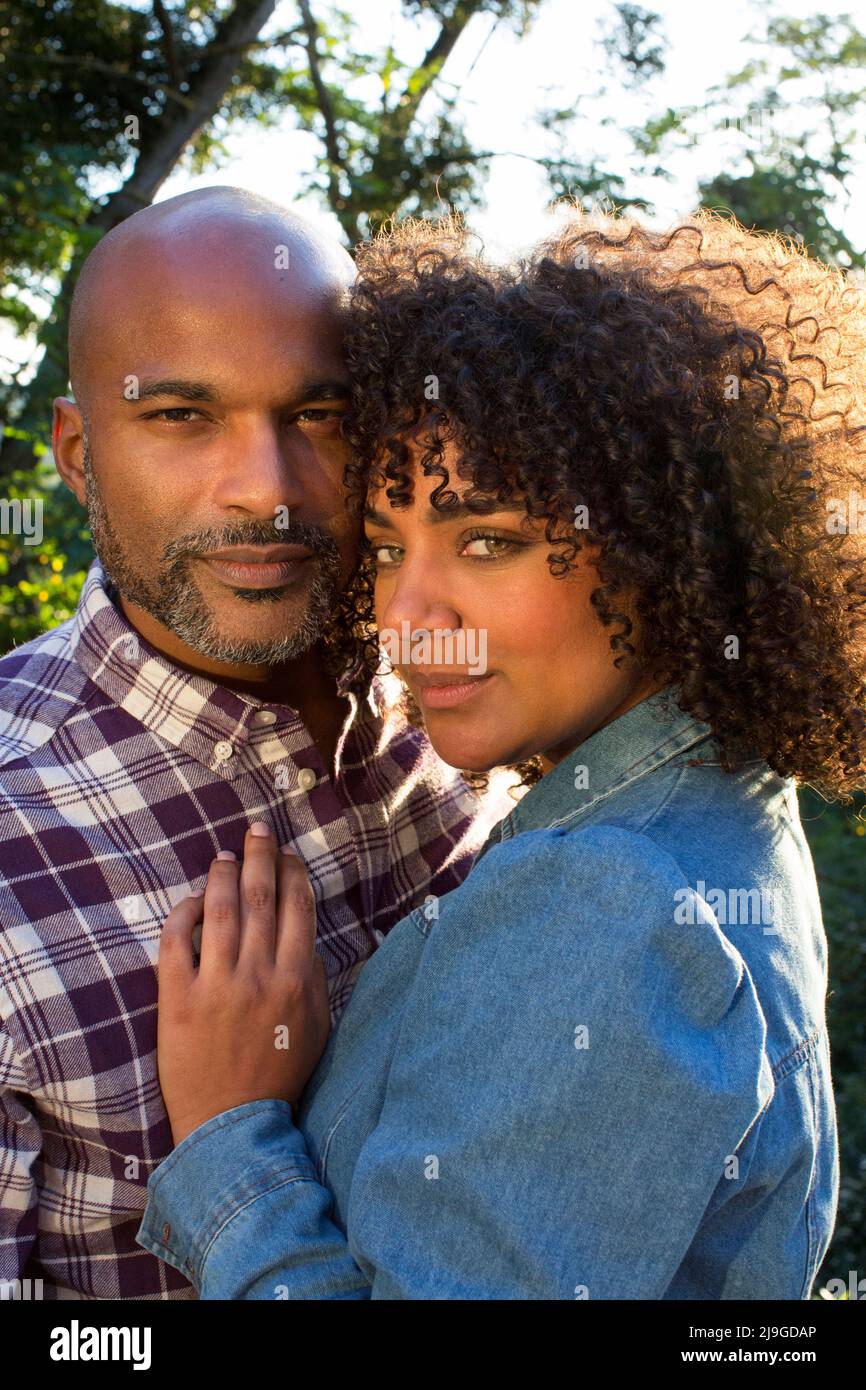 Couple heureux s'embrassant les uns les autres sur le balcon Banque D'Images