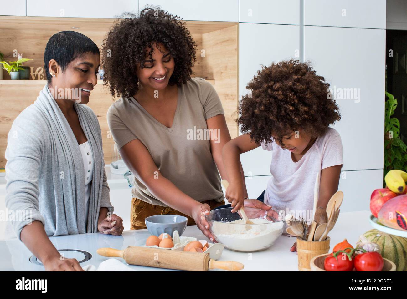 Famille multi-génération préparant des cookies Banque D'Images