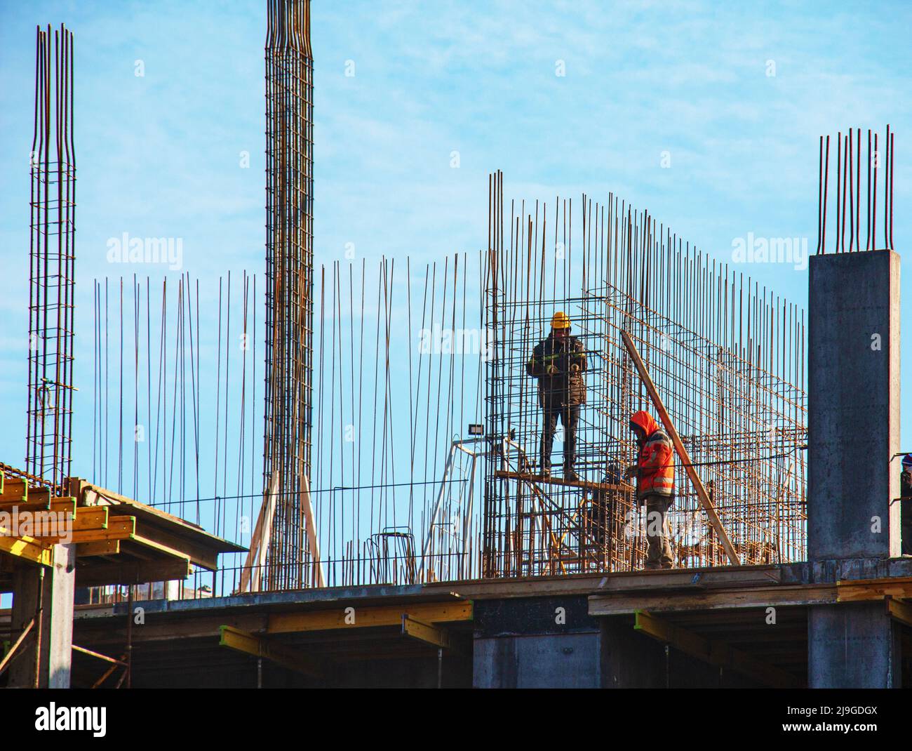 Dnepropetrovsk, Ukraine - 02.07.2022: Chantier de construction. Le travailleur effectue le travail en hauteur. Banque D'Images