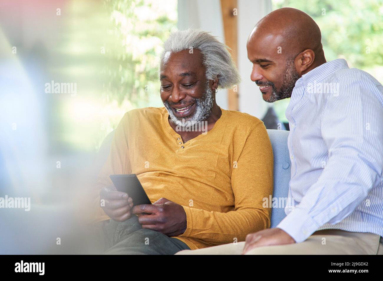 Père et fils à l'aide de smart phone Banque D'Images