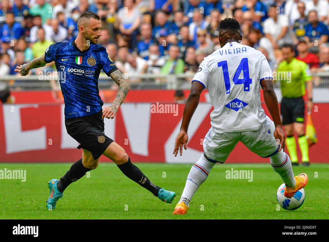 Milan, Italie. 22nd mai 2022. Marcelo Brozovic (77) d'Inter et Ronaldo Vieira (14) de Sampdoria vu dans la Serie Un match entre Inter et Sampdoria à Giuseppe Meazza à Milan. (Crédit photo : Gonzales photo/Alamy Live News Banque D'Images