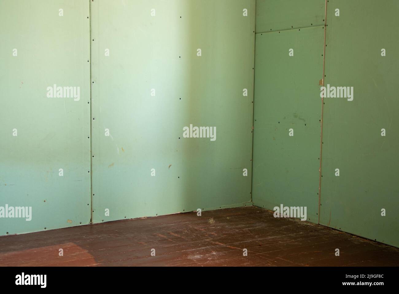 mur de placoplâtre résistant à l'humidité dans la chambre, réparation des murs de l'appartement, placoplâtre Banque D'Images