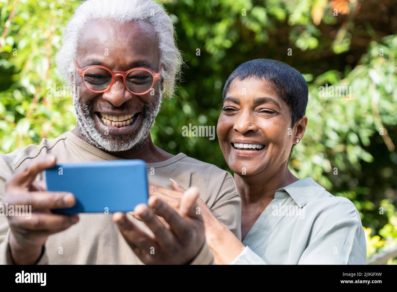 Couple souriant prenant le selfie avec un smartphone Banque D'Images