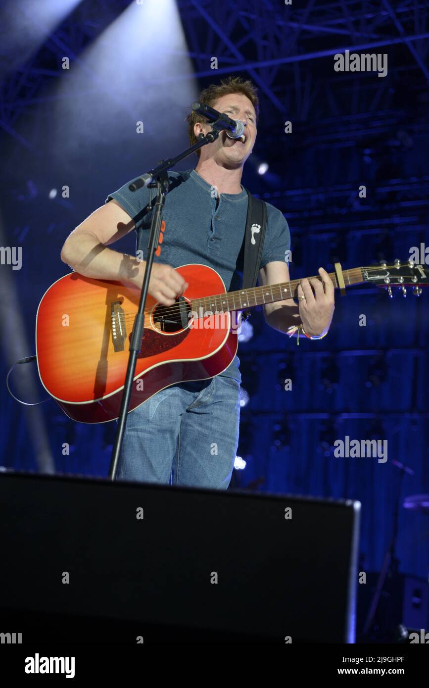 Padova, Italie, 22/05/2022, James Hillier Blount (né le 22 février 1974), mieux connu sous le nom de James Blunt, est un chanteur, compositeur, musicien et producteur de disques anglais. Ancien officier de reconnaissance du régiment des gardes à vie de l'armée britannique, il a servi sous l'OTAN pendant la guerre du Kosovo en 1999. Après avoir quitté l'armée, il est devenu célèbre en 2004 avec la sortie de son premier album Back to Bedlam, atteignant la renommée mondiale avec les singles « You're Beautiful » et « Au revoir My Lover ». Le premier album de émoussé a vendu plus de 11 millions d'exemplaires dans le monde entier, en tête du classement des albums du Royaume-Uni et en pointe au nombre t Banque D'Images