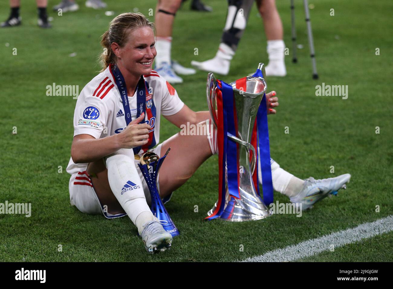 Amandine Henry de l'Olympique Lyon célèbre après avoir remporté le match final de l'UEFA Women's Champions League entre le FC Barcelone et l'Olympique Lyon au stade Allianz le 21 mai 2022 à Turin, Italie . Banque D'Images