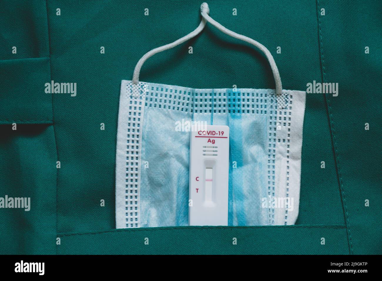 Le test de covid négatif se trouve sur un masque médical, test d'anticorps Banque D'Images